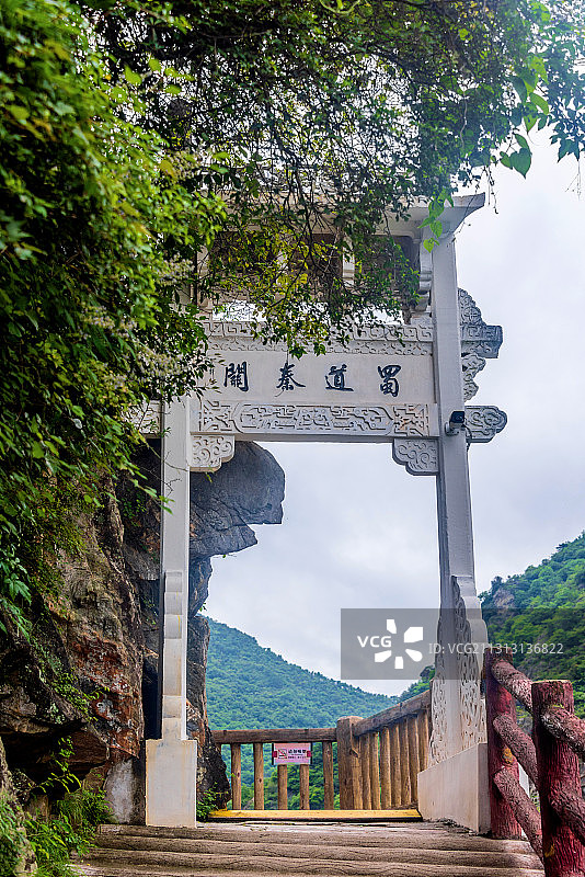 中国陕西汉中石门栈道风景区蜀道秦关牌坊图片素材