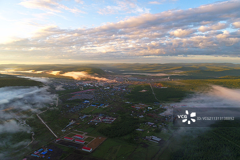 航拍大兴安岭林区森林小镇云雾图片素材