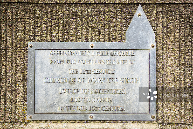在威瑟恩sea的牌匾，纪念很久以前在约克郡东海岸消失在海中的一座教堂图片素材