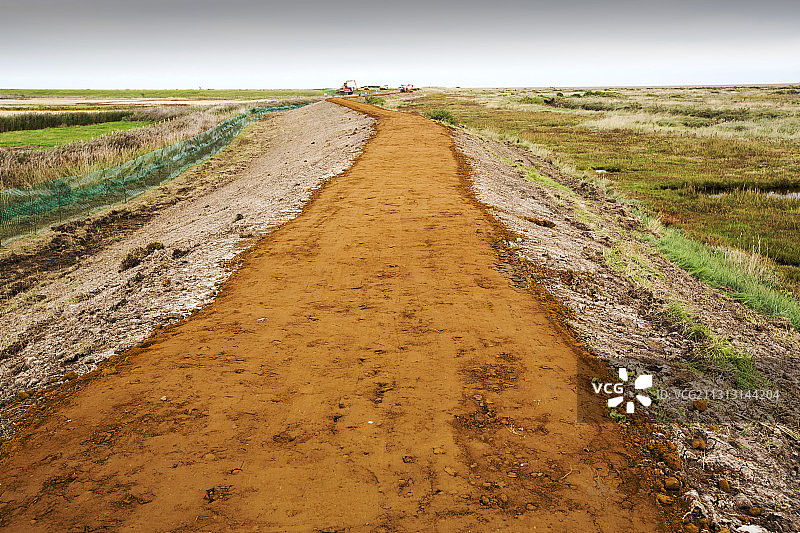 修复2013年12月风暴潮对诺福克布莱克尼沿海海防造成的破坏图片素材