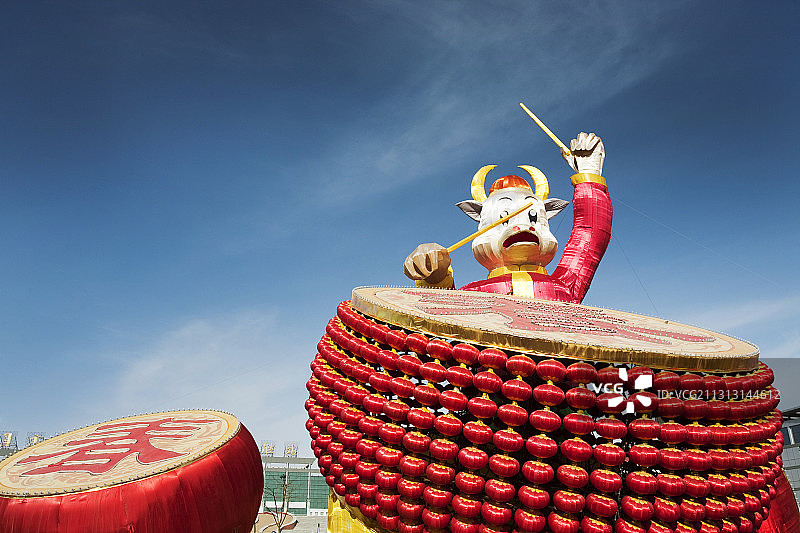 内蒙古东胜中国灯笼组成的中国鼓手艺术作品图片素材