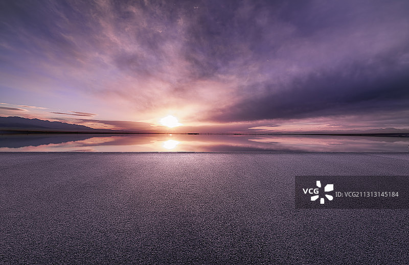 网红景点茶卡盐湖和地面光效果图片素材