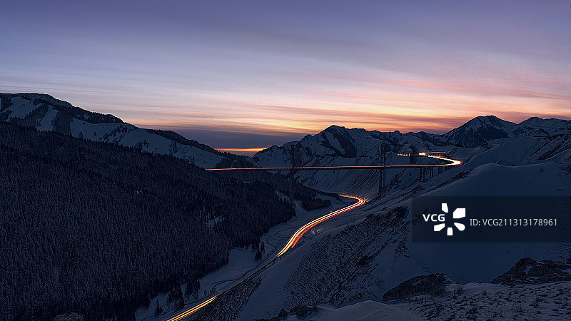 冬季的新疆果子沟大桥黄昏风光图片素材