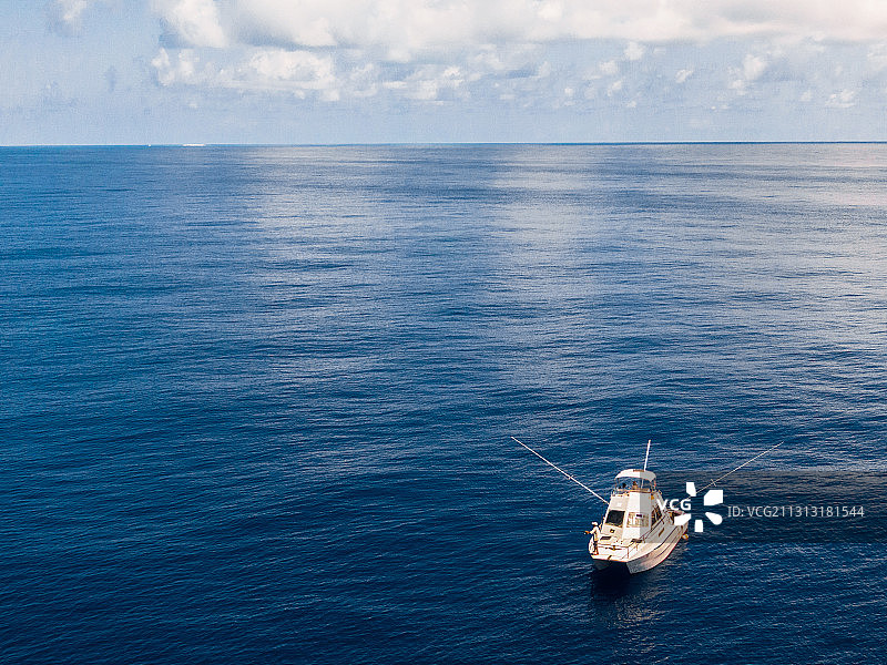 勇敢的渔船在大海中拼搏图片素材