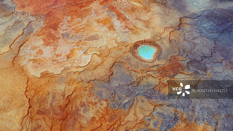 青海茫崖艾肯泉航拍地形，类似火星的地表，航拍湖面图片素材