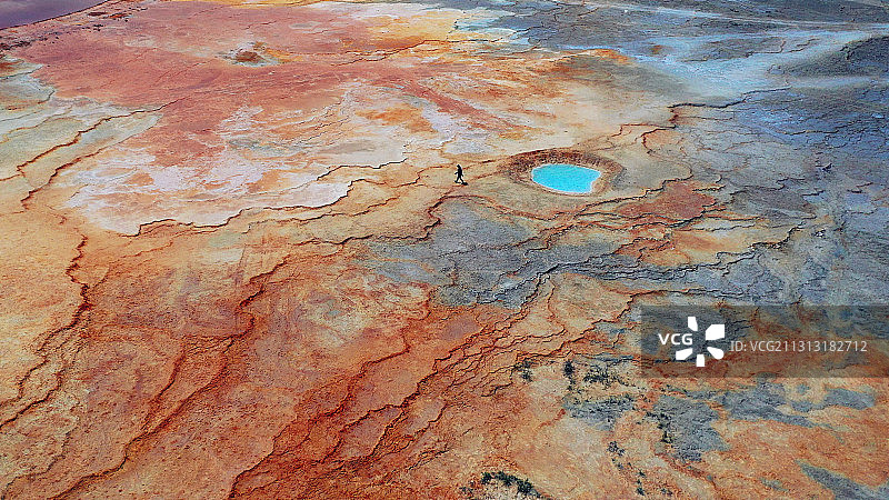 青海茫崖艾肯泉航拍地形，类似火星的地表，航拍湖面图片素材