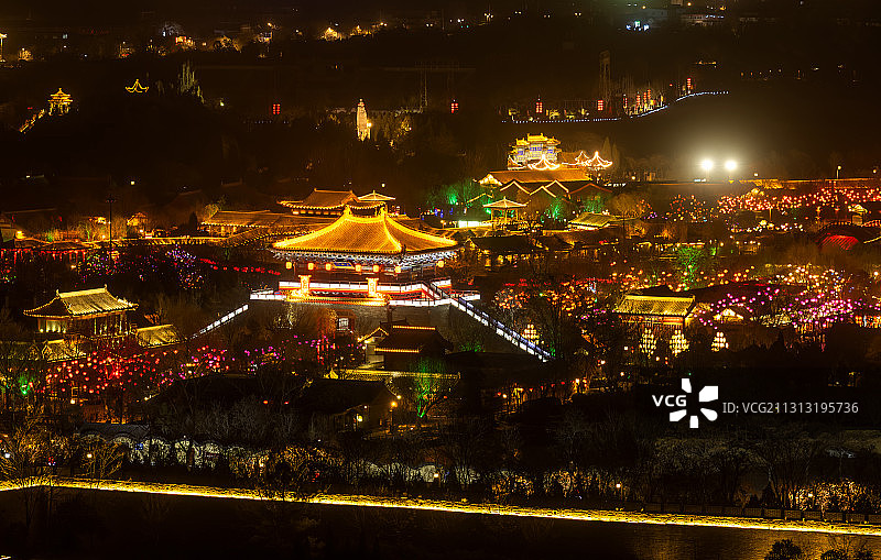 中国河南开封清明上河园上善门夜景高视角图片素材