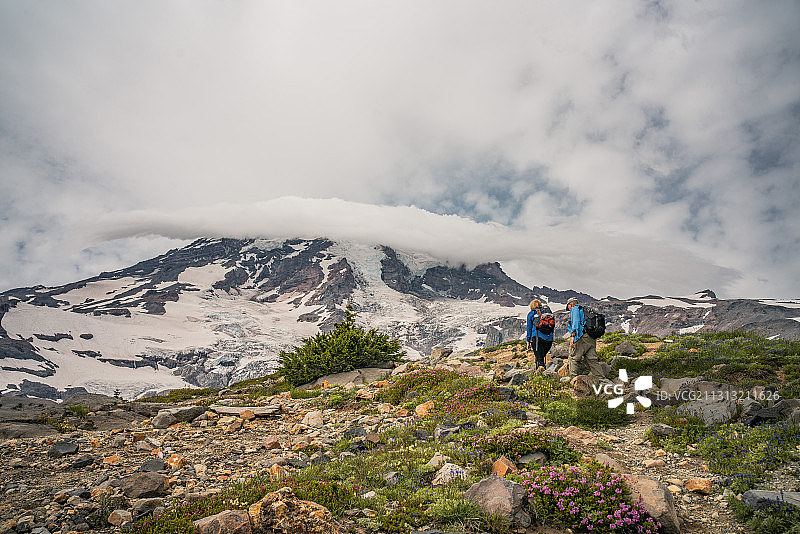 美国华盛顿州雷尼尔山国家公园，山顶，徒步，雪山，草甸，云图片素材