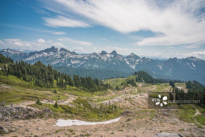 美国华盛顿州雷尼尔山国家公园，山顶，徒步，雪山，草甸，云图片素材