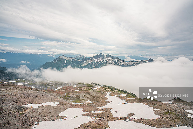 美国华盛顿州雷尼尔山国家公园，山顶，徒步，雪山，草甸，云图片素材