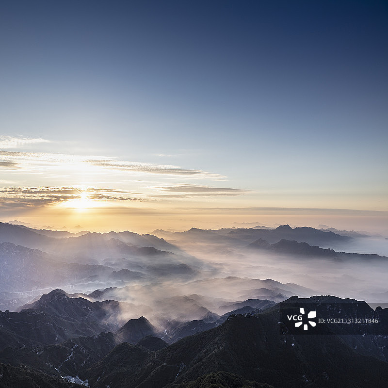 云雾与层叠的高山，高视角拍摄图片素材