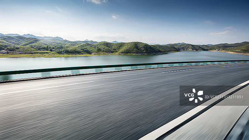 湖边山路，夏季户外风景图片素材
