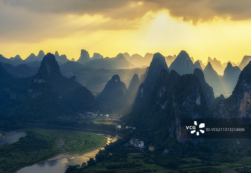 桂林兴坪镇老寨山日落图片素材