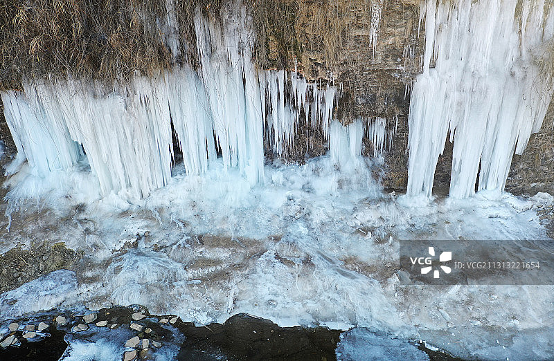 山东枣庄山亭区山崖上的冰瀑布景观图片素材