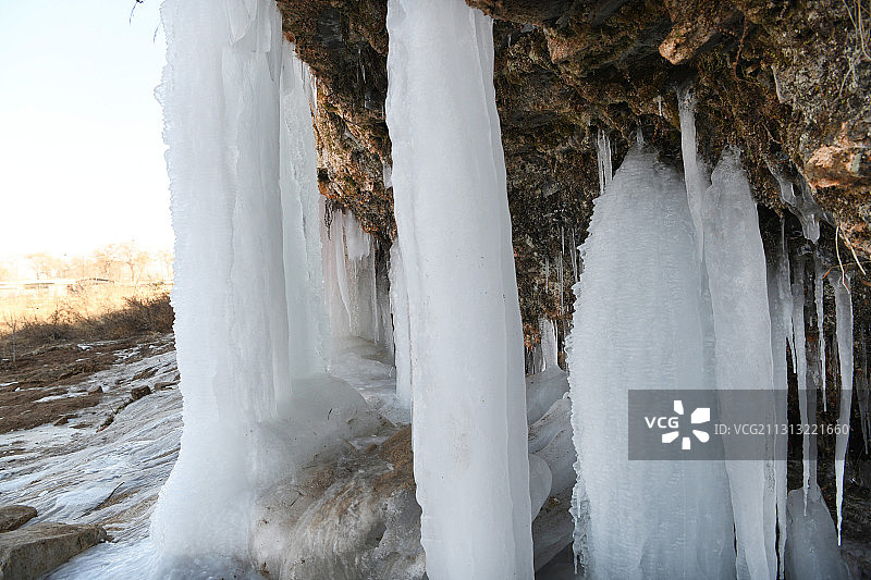 山东枣庄山亭区山崖上的冰瀑布景观图片素材