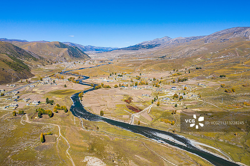 四川甘孜州稻城水洛河秋季田园自然风光图片素材