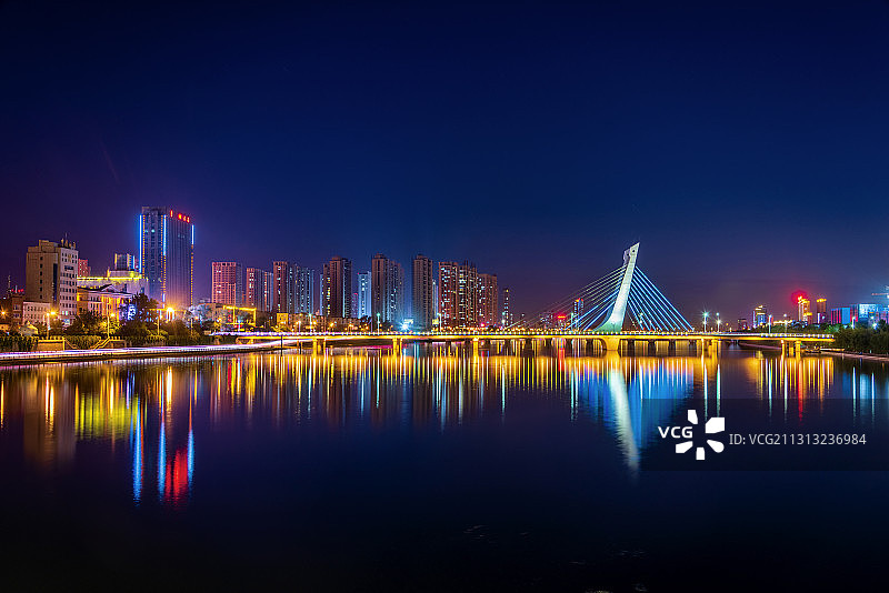 中国辽宁抚顺浑河永安桥夜景风光图片素材