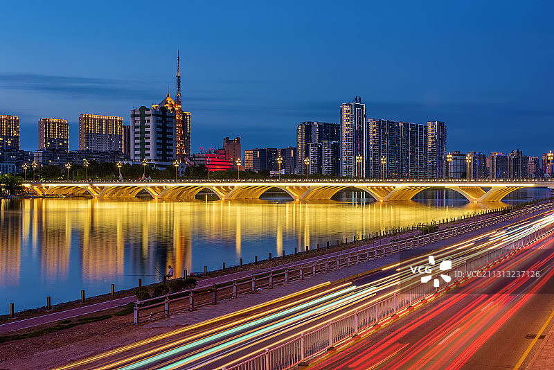 中国辽宁抚顺浑河新华桥夜景风光图片素材