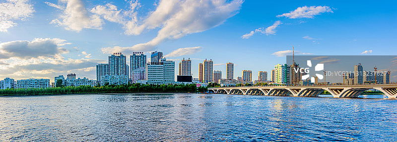 中国辽宁抚顺浑河新华桥全景风光图片素材