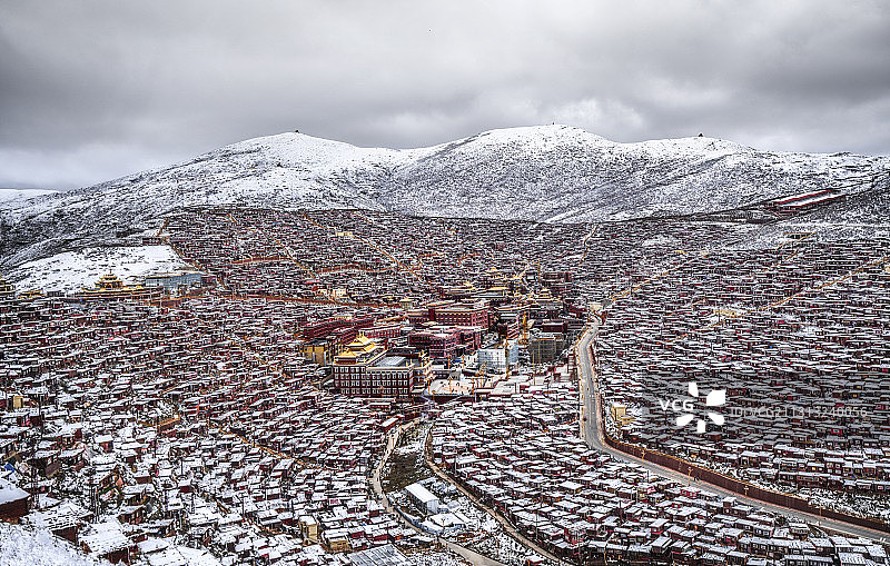 川西色达佛学院雪景图片素材