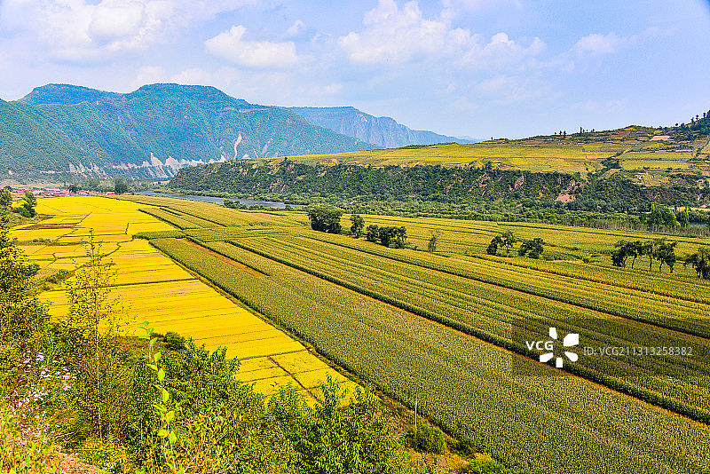 临江到长白路上农田秋景图片素材