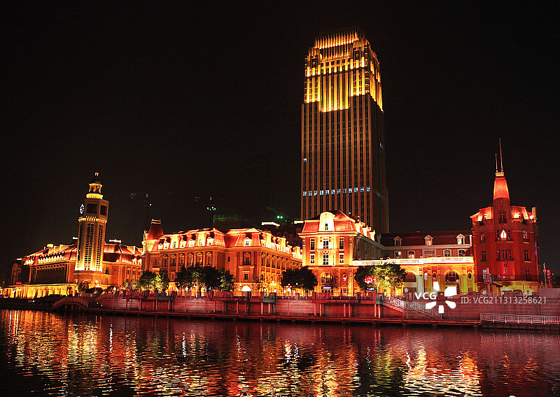 天津海河岸边夜景--意式风情街图片素材