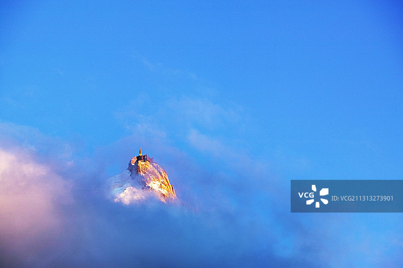 法国霞慕尼镇上空中的南针峰图片素材