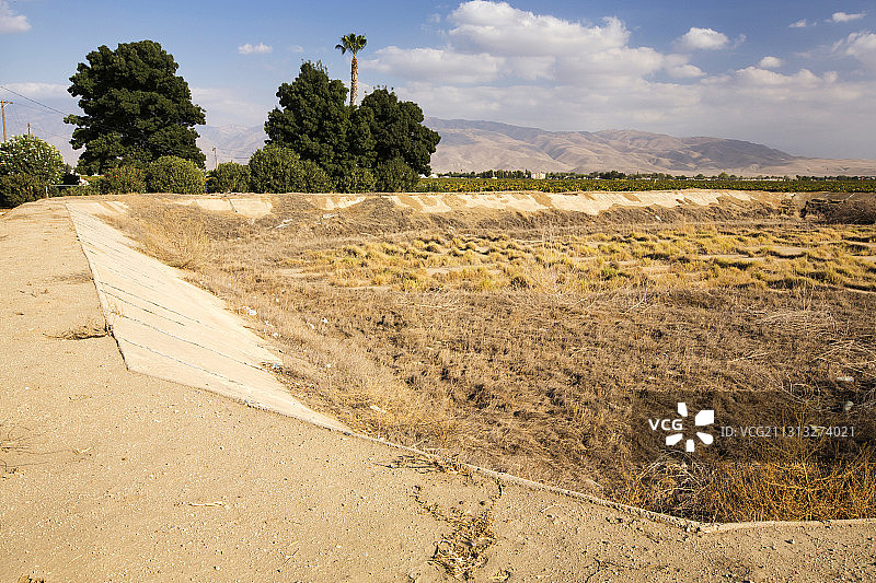 加利福尼亚中央山谷一个空无一物的农用水坑，该山谷正遭受长达四年的干旱图片素材