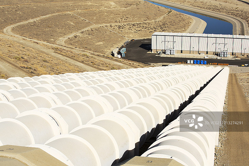 加州输水管道上的泵站将水抽上山，该管道将内华达山脉的融雪水输送到中央山谷的农田图片素材