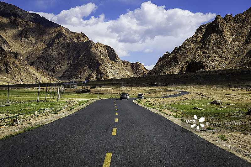 通往班公湖的G219国道风光图片素材