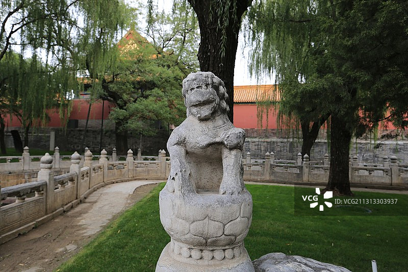 北京故宫（紫禁城）断虹桥上的石狮子图片素材