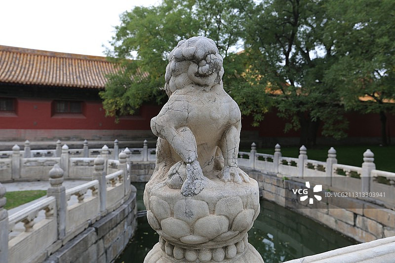 北京故宫（紫禁城）断虹桥上的石狮子图片素材
