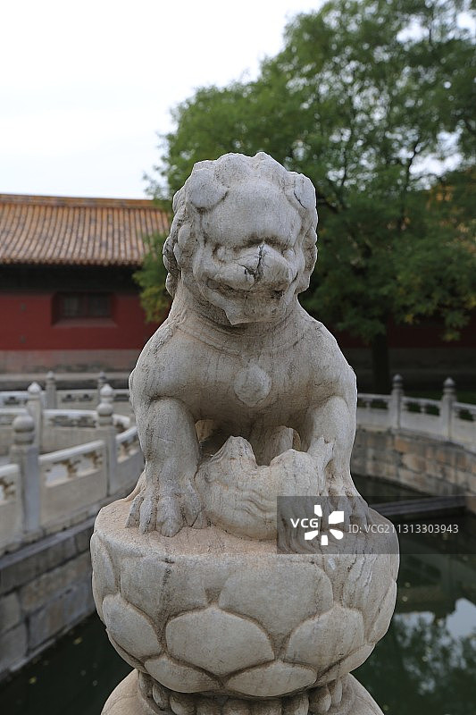 北京故宫（紫禁城）断虹桥上的石狮子图片素材