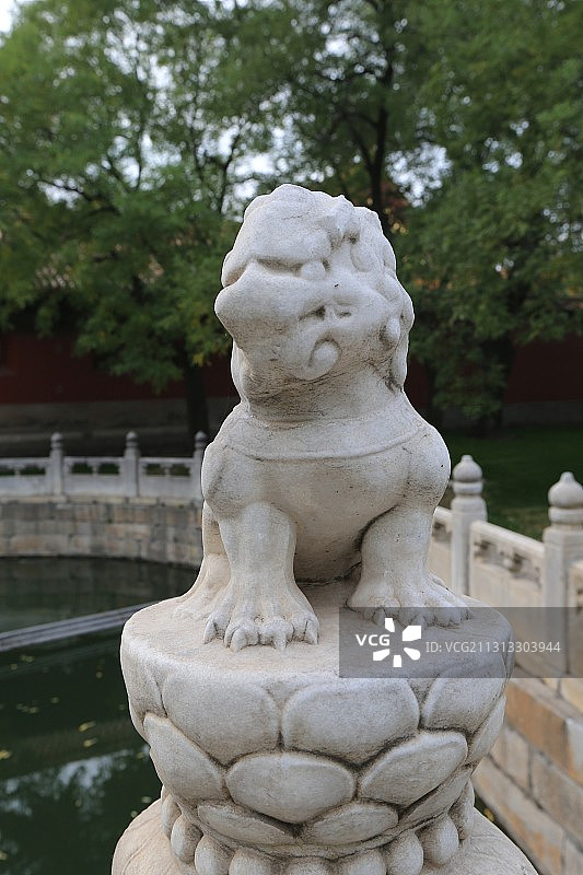 北京故宫（紫禁城）断虹桥上的石狮子图片素材