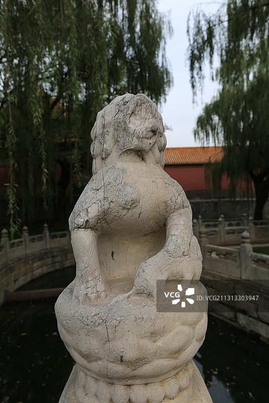 北京故宫（紫禁城）断虹桥上的石狮子图片素材