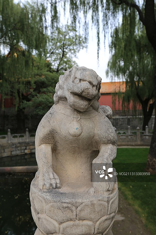 北京故宫（紫禁城）断虹桥上的石狮子图片素材