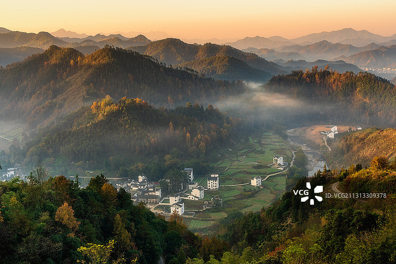 安徽黄山市歙县石潭村早晨云雾炊烟山谷乡村树徽派建筑图片素材