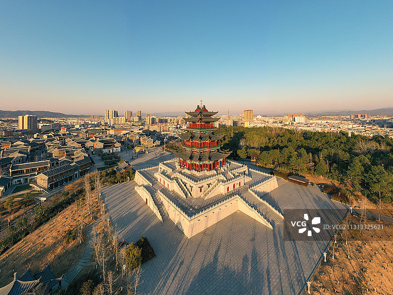 湖北麻城市孝感乡文化公园文化小镇孝善楼日落全景图片素材