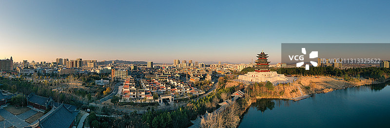 湖北麻城市孝感乡文化公园文化小镇孝善楼日落全景图片素材