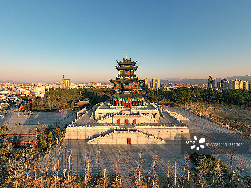 湖北麻城市孝感乡文化公园文化小镇孝善楼日落全景图片素材