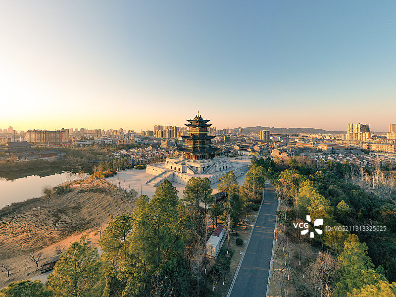 湖北麻城市孝感乡文化公园文化小镇孝善楼日落全景图片素材