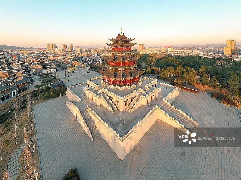 湖北麻城市孝感乡文化公园文化小镇孝善楼日落全景图片素材