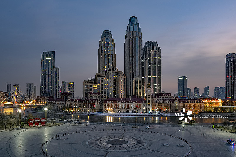 天津津湾广场天津站前广场城市原点日落蓝调夜景图片素材
