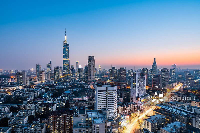 中国江苏南京紫峰大厦和城市天际线夜景图片素材