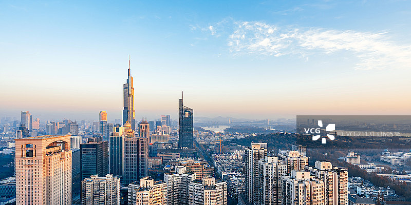 中国江苏南京紫峰大厦和城市天际线清晨风光图片素材