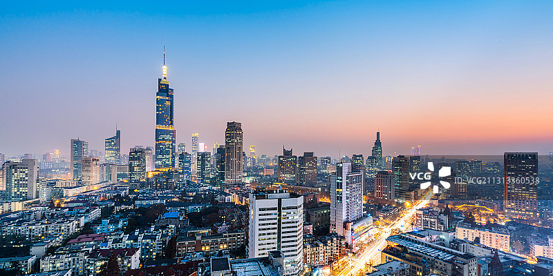 中国江苏南京紫峰大厦和城市天际线夜景图片素材