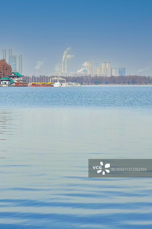 武汉市东湖风光和武钢冷凝塔图片素材