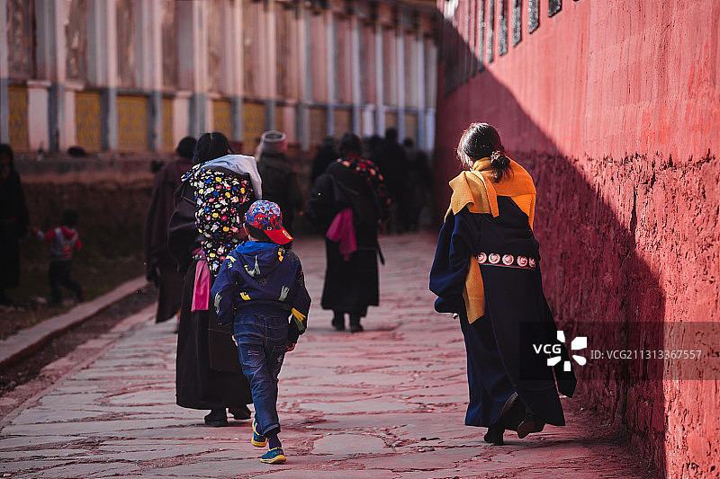 郎木寺的藏族转经人图片素材