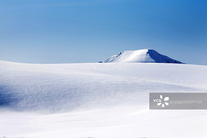 从凯恩戈姆高原的本麦克杜伊眺望穿过莱里格格鲁的凯恩图尔，远处有一位登山者图片素材