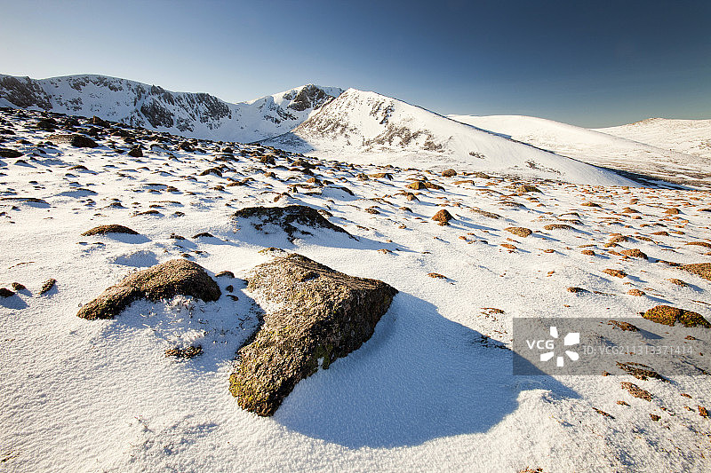 冬季眺望英国苏格兰凯恩戈姆山脉的科伊尔安斯内奇达图片素材